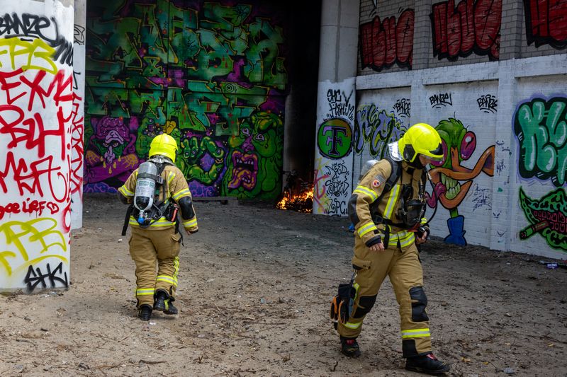 Rookontwikkeling over treinspoor door brandende scooter Rotterdam